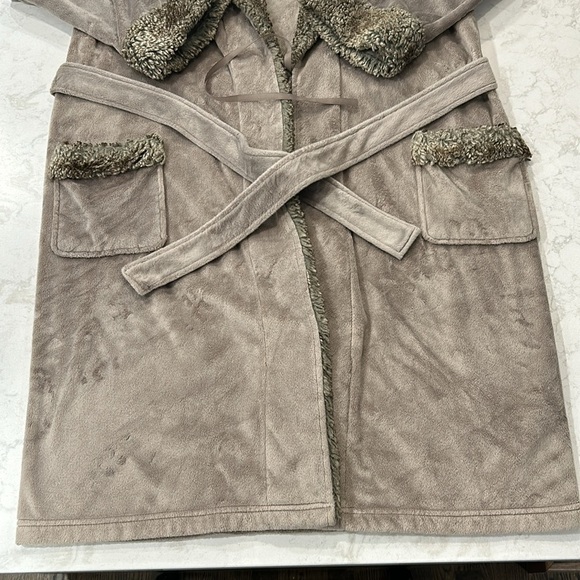 Pottery Barn Faux Fur Plush Hooded Bath Robe Medium - Picture 5 of 16
